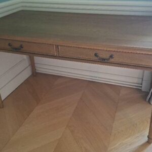 Bureau droit rectangulaire en bois ouvrant par 2 tiroirs en ceinture, pieds cannelés. 78 x 150 x 74 cm. 3 unités. Vendu à l’unité avec faculté de réunion. Localisation: BLB, 3 rue de la Fossé aux Leux - 91700 Sainte Geneviève des Bois