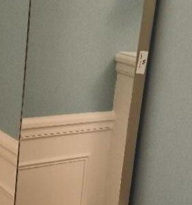 Miroir mural rectangulaire en acier doré. Dim : 160 x 48 cm. 4 unités. Vendu à l’unité avec faculté de réunion. Localisation: BLB, 3 rue de la Fossé aux Leux - 91700 Sainte Geneviève des Bois