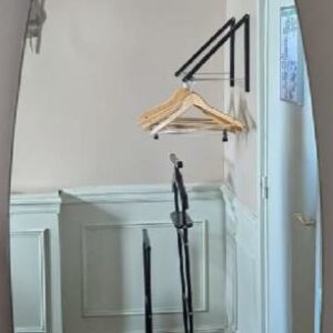 Miroir mural de forme ovale, structure en métal doré. Dim : 120 x 45 cm. 4 unités. Vendu à l’unité avec faculté de réunion. Localisation: BLB, 3 rue de la Fossé aux Leux - 91700 Sainte Geneviève des Bois