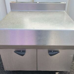 Module de cuisine professionnelle adossée en inox alimentaire. Vendu en l'état. Dim : 99 x 100 x 94 cm. Localisation : 30 rue Beauregard - 60440 Nanteuil-le-Haudouin