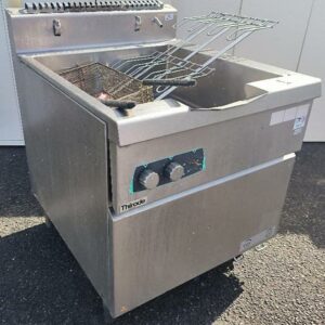 Sauteuse de marque Thirode en inox alimentaire. Dim : 104 x 80 x 94 cm. Vendu en l'état. Localisation : 30 rue Beauregard - 60440 Nanteuil-le-Haudouin