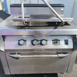 Bain-marie avec four à vérifier en inox alimentaire de marque HMI Thirode. Vendu en l'état. Dim : 104 x 100 x 94 cm. Localisation : 30 rue Beauregard - 60440 Nanteuil-le-Haudouin