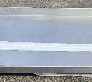 Etagère suspendue en inox alimentaire avec 2 bacs de rangement de marque Tournus. Vendu en l'état. Dim : 20 x 120 x 40 cm. Localisation : 30 rue Beauregard - 60440 Nanteuil-le-Haudouin