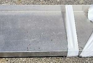 Etagère suspendue en inox alimentaire. Vendu en l'état. Dim : 7 x 100 x 40 cm Localisation : 30 rue Beauregard - 60440 Nanteuil-le-Haudouin