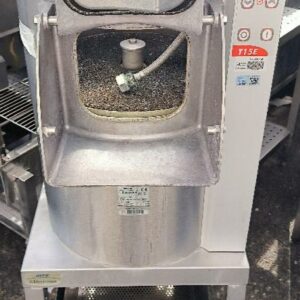 Éplucheur de marque Electrolux modèle T15E en inox alimentaire. Vendu en l'état. Dim : 137 x 46 x 60 cm. Localisation : 30 rue Beauregard - 60440 Nanteuil-le-Haudouin