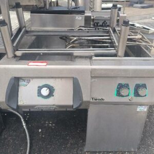 Friteuse de marque TGCP modèle T-B909 en inox alimentaire. Vendu en l'état. Dim : 126 x 92 x 100 cm. Localisation : 30 rue Beauregard - 60440 Nanteuil-le-Haudouin