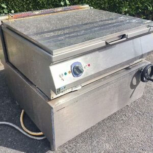 Sauteuse de marque Electrolux modèle E9BRGFDPFO en inox alimentaire. Dim : 85 x 101 x 100 cm. Vendu en l'état. Localisation : 30 rue Beauregard - 60440 Nanteuil-le-Haudouin