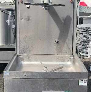 Lave-vaisselle à capot en inox alimentaire de marque HMI Thirode modèle GL74TH. Vendu en l'état. Dim : 146 x 64 x 75 cm. Localisation : 30 rue Beauregard - 60440 Nanteuil-le-Haudouin