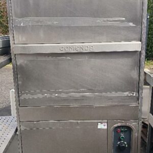 Lave vaisselle ouverture à capot de marque Comenda en inox alimentaire. Vendu en l'état. Dim : 190 x 87 x 88 cm. Localisation : 30 rue Beauregard - 60440 Nanteuil-le-Haudouin