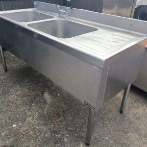 Plonge adossée 2 bacs en inox alimentaire de marque HMI Thirode. Vendu en l'état. Dim : 98 x 180 x 72 cm. Localisation : 30 rue Beauregard - 60440 Nanteuil-le-Haudouin