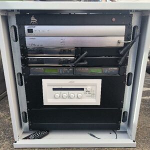 Ensemble de sonorisation professionnel composé dans sa baie de brassage de : 1 processeur de marque Bose ControlSpace ESP-88 / 1 amplificateur de marque Bose PowerShare PS602P / 2 récepteurs Sennheiser EW / 2 Unités de contrôle de conférence Sennheiser / 1 centre de contrôle de marque Bose ControlSpace CC-64. Dim : 70 x 45 x 50 cm. Localisation : 30 rue Beauregard - 60440 Nanteuil-le-Haudouin