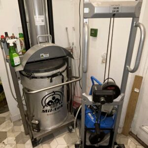 Presse à carton et compacteur de marque Mil-Tek modèle AP 200/RF LC. (voir détails sur photos). Adresse de retrait: 38 rue de Lamirault - 77090 Collégien