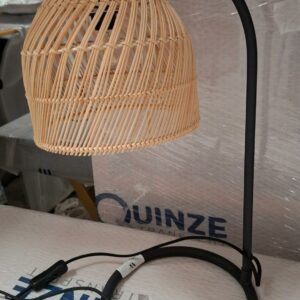Lampe de table de marque Made.com en métal noir et abat-jour en osier. Hauteur: 40 cm. 4 unités. Vendu à l'unité avec faculté de réunion. Localisation: Quinze Transfert, 3 rue de la Fossé aux Leux - 91700 Saint Geneviève des Bois.