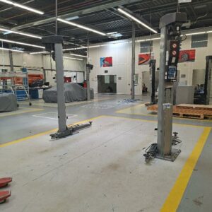 Pont élévateur 2 colonnes de marque Stenhoj type 004631. Charge max 2500 kg.  250 x 300 x 255 cm. Localisation : Alpine - 14 avenue des Tropiques - 91940 Les Ulis