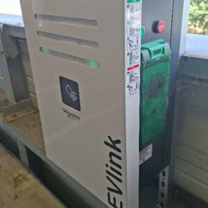 Borne de recharge pour véhicule électrique de marque Schneider modèle Evlink. 7 Kw. 32 A. 19 unités. Vendu à l'unité avec faculté de réunion.  Enlèvements les 18 et 19 juin. Localisation : Alpine - 14 avenue des Tropiques - 91940 Les Ulis