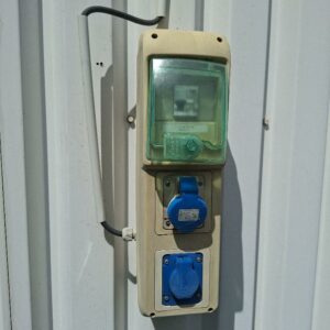 Borne de recharge pour véhicule électrique de marque Schneider. 3 unités. Vendu à l'unité avec faculté de réunion. Enlèvements les 18 et 19 juin. Localisation : Alpine - 14 avenue des Tropiques - 91940 Les Ulis