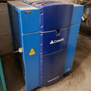 Compresseur à air de marque CompAir modèle L07-10A. 103 x 68 x 60 cm. 2 unités. Vendu à l'unité avec faculté de réunion. Localisation : Alpine - 14 avenue des Tropiques - 91940 Les Ulis