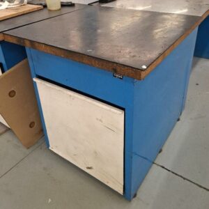 Etabli en acier laqué bleu à plateau de bois coulissant et tiroir en acier laqué blanc ouvrant sur un emplacement pour poubelle. 86 x 82 x 91 cm. 2 unités. Vendu à l'unité avec faculté de réunion. Localisation : Alpine - 14 avenue des Tropiques - 91940 Les Ulis