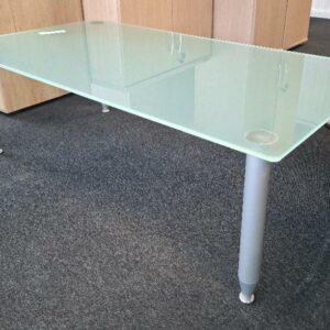 Table basse rectangulaire à bords arrondis, plateau en verre fumé vert, piétement en métal. 40 x 119 x 64 cm. Localisation : Alpine - 14 avenue des Tropiques - 91940 Les Ulis