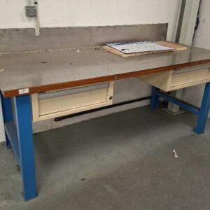 Etabli d'atelier en acier laqué bleu et blanc avec 2 tiroirs, plateau en bois. 84 x 200 x 80 cm. Localisation : Alpine - 14 avenue des Tropiques - 91940 Les Ulis