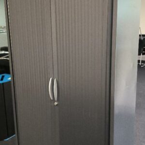 1 armoire haute métallique de couleur grise anthracite, double porte rideaux, étagères métallique de couleur noir. Dim : 198 x 100 x 45 cm. Localisation : Alpine - 14 avenue des Tropiques - 91940 Les Ulis