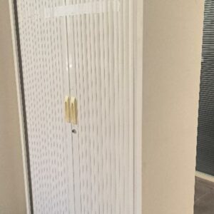 3 armoire haute métallique de couleur blanche, double porte rideaux, étagères métallique de couleur blanche. Dim : 198 x 102 x 45 cm. Localisation : Alpine - 14 avenue des Tropiques - 91940 Les Ulis