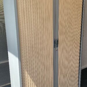 1 armoire haute métallique de couleur gris perle, double porte rideaux effet bois de couleur hêtre, étagères métallique de couleur gris perle. Dim : 198 x 120 x 45 cm. Localisation : Alpine - 14 avenue des Tropiques - 91940 Les Ulis