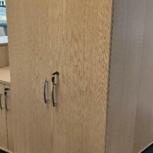 2 armoires haute en bois de marque MDD de couleur hêtre, double portes battantes, étagères en bois de couleur hêtre. Dim : 183 x 80 x 43 cm. Localisation : Alpine - 14 avenue des Tropiques - 91940 Les Ulis