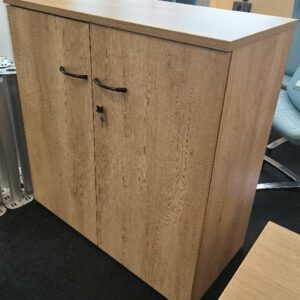 1 armoire 1/2 en bois de couleur hêtre, double porte battante, étagères en bois de couleur hêtre. Dim : 105 x 100 x 48 cm. Localisation : Alpine - 14 avenue des Tropiques - 91940 Les Ulis