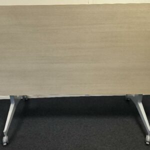 1 table basculante sur roulettes, plateau en bois de couleur hêtre, piétement en métal de couleur gris sur roulettes avec 4 freins. Dim : 73 x 160 x 80 cm. Localisation : Alpine - 14 avenue des Tropiques - 91940 Les Ulis