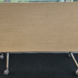 4 tables basculantes sur roulettes, plateau en bois de couleur hêtre, piétement en métal de couleur gris sur roulettes avec 4 freins. Dim : 75 x 160 x 80 cm. Localisation : Alpine - 14 avenue des Tropiques - 91940 Les Ulis