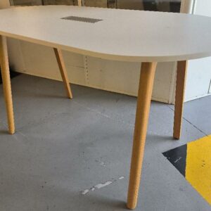 1 table haute, plateau ovale en bois mélamine de couleur blanc, pieds en bois de couleur hêtre, avec prise électrique. Dim : 106 x 200 x 100 cm; Localisation : Alpine - 14 avenue des Tropiques - 91940 Les Ulis