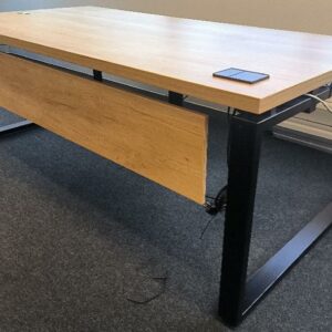 1  bureau droit avec jupe de marque Buronomic, plateau en bois de couleur être avec passe câble et prise électrique, piètement en métal de couleur noir. Dim : 74 x 200 x 100 cm. Localisation : Alpine - 14 avenue des Tropiques - 91940 Les Ulis