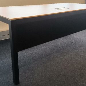 1 bureau droit, plateau en bois de couleur hêtre avec trappe et jupe en bois de couleur noir, piètement en métal de couleur noir. Dim : 76 x 200 x 90 cm. Localisation : Alpine - 14 avenue des Tropiques - 91940 Les Ulis