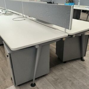 8 bureaux bench deux personnes, plateau en bois de couleur blanc avec séparateur de couleur gris, piétement en métal de couleur gris. Dim : 73 x 160 x 160 cm. Localisation : Alpine - 14 avenue des Tropiques - 91940 Les Ulis