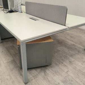 4 bureaux bench deux personnes, plateau en bois de couleur blanc avec séparateur de couleur gris, piétement en métal de couleur gris. Dim : 73 x 160 x 160 cm. Localisation : Alpine - 14 avenue des Tropiques - 91940 Les Ulis