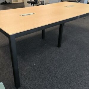 1 table de réunion, plateau en bois de couleur hêtre, deux trappes et piétement en métal de couleur noir réglable en hauteur. Dim : 78 x 240 x 120 cm. Localisation : Alpine - 14 avenue des Tropiques - 91940 Les Ulis