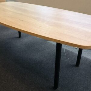 1 table de réunion de marque Buronomic, plateau en bois de couleur hêtre, piétement en métal de couleur noir réglable en hauteur. Dim : 72 x 200 x 100 cm. Localisation : Alpine - 14 avenue des Tropiques - 91940 Les Ulis