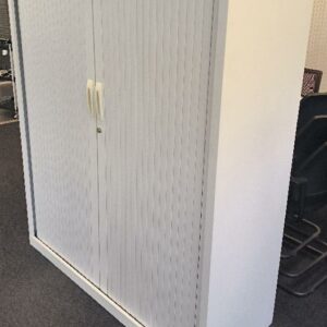 1 armoire 1/2 métallique de couleur blanche, double porte rideaux, étagères métallique de couleur blanche. Dim : 145 x 120 x 45 cm. Localisation : Alpine - 14 avenue des Tropiques - 91940 Les Ulis