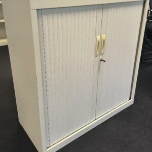 1 armoire 1/2 métallique de couleur blanche, double porte rideaux, étagères métallique de couleur blanche. Dim : 105 x 100 x 45 cm. Localisation : Alpine - 14 avenue des Tropiques - 91940 Les Ulis