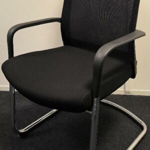 26 fauteuils dossier en tissu résille de couleur noir, assise en tissu de couleur noir, accoudoirs en plastique de couleur noir et piètement porte à faux en métal chromé. Dim : 94 x 60 x 60. Localisation : Alpine - 14 avenue des Tropiques - 91940 Les Ulis