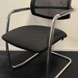 13 fauteuils de marque Forsit, dossier en tissu résille de couleur noir, assise en tissu de couleur noir, accoudoirs en plastique de couleur noir et piètement porte à faux en métal chromé. Dim : 83 x 55 x 59. Localisation : Alpine - 14 avenue des Tropiques - 91940 Les Ulis