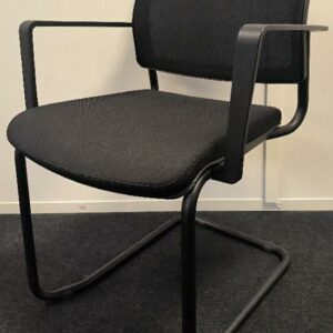 16 fauteuils de marque MDD, dossier en tissu résille de couleur noir, assise en tissu de couleur noir, accoudoirs en plastique de couleur noir et piètement porte à faux en métal chromé. Dim : 82 x 59 x 55 cm. Localisation : Alpine - 14 avenue des Tropiques - 91940 Les Ulis