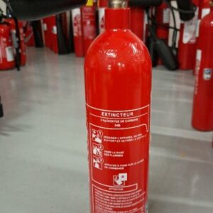 Extincteur Isogard. 2 kg . Dioxyde de carbone. Référence:  34B. 72 unités. Vendu à l'unité avec faculté de réunion. Localisation: 30 rue Beauregard - 60440 Nanteuil-Le-Haudouin