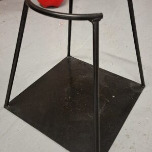Support pour extincteur. Dimension 30x30x30 cm. 58 unités. Vendu à l'unité avec faculté de réunion. Localisation: 30 rue Beauregard - 60440 Nanteuil-Le-Haudouin