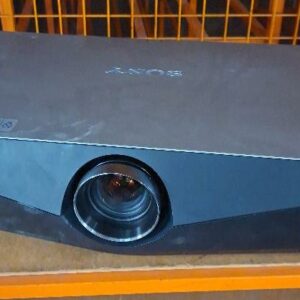 Projecteur vidéo de données Sony. Modèle VPL FX40 dans son carton d'origine, sans télécommande. 2 unités. Vendu à l'unité avec faculté de réunion. Localisation: 30 rue Beauregard - 60440 Nanteuil-Le-Haudouin