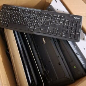 Lot d'une vingtaine de clavier de marque Logitech. Localisation: 30 rue Beauregard - 60440 Nanteuil-Le-Haudouin
