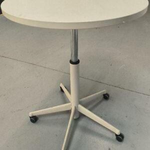 1 table ronde de marque Werndl, plateau en bois de couleur blanc, réglable en hauteur, piètement étoiles sur roulettes. Diamètre : 80 cm. Hauteur haute : 110cm / basse : 68 cm. Localisation : Alpine - 14 avenue des Tropiques - 91940 Les Ulis