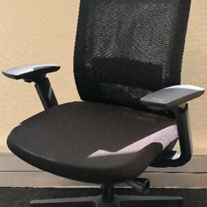 16 fauteuils de bureau dossier et assise en tissu de couleur noir accoudoir 4D en plastique noir avec têtière  piètement étoiles sur roulettes 5 branches noir. Dim : 120 x 67 x 67 cm. Localisation : Alpine - 14 avenue des Tropiques - 91940 Les Ulis