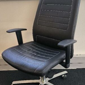 1 fauteuil de bureau de marque Forsit, dossier et assise en cuir de couleur noir, accoudoirs 2D en plastique de couleur noir et piètement étoiles sur roulettes 5 branches en métal chromé. Dim : 123 x 73 x 73 cm. Localisation : Alpine - 14 avenue des Tropiques - 91940 Les Ulis